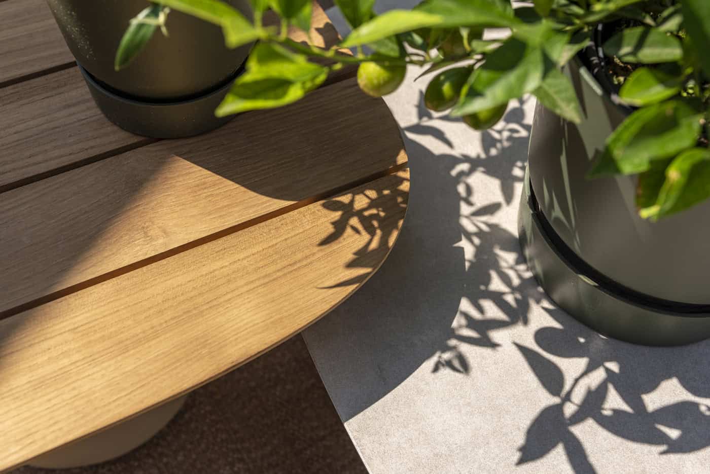 Houtlook salontafelblad met ronde grijze voet