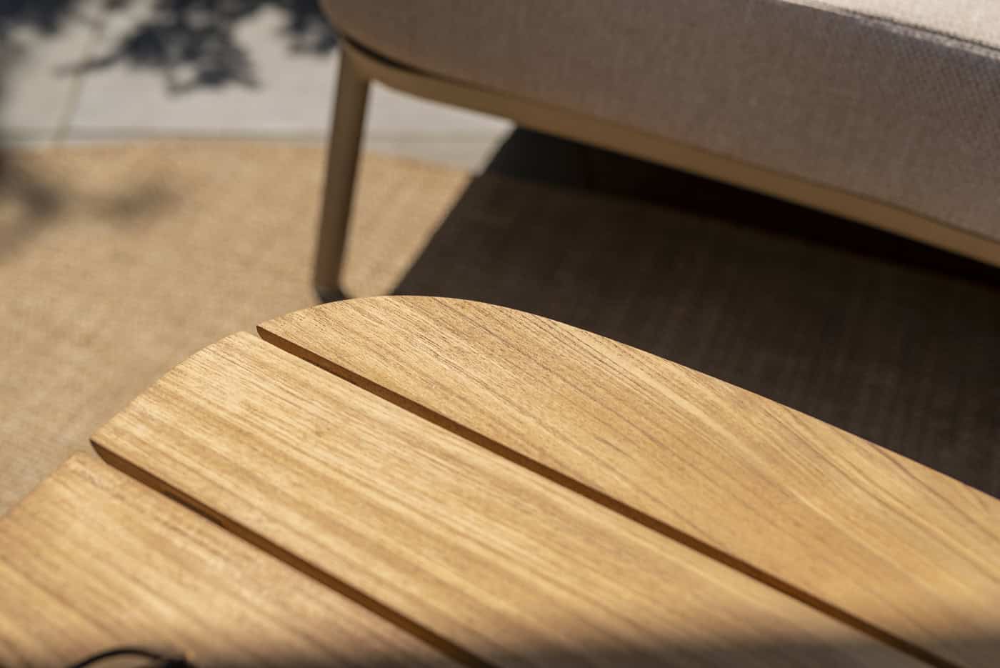 Close-up van houtlook salontafelblad met centrale verbinding en grijze poot