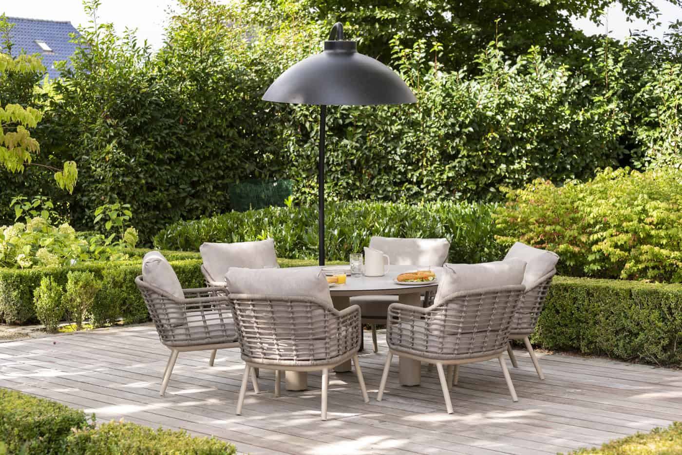 Ronde eettafel met lichtbeige blad en vier houten poten