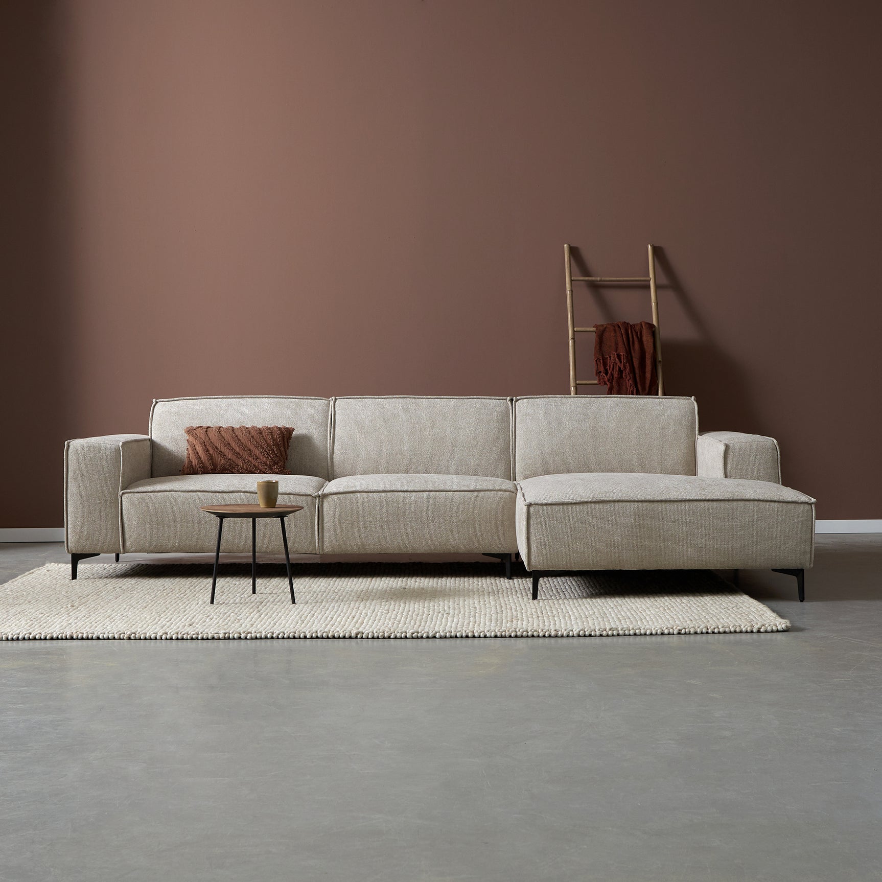 Bankstel met chaise longue rechts, lichtgrijze stof en rechte armleuningen