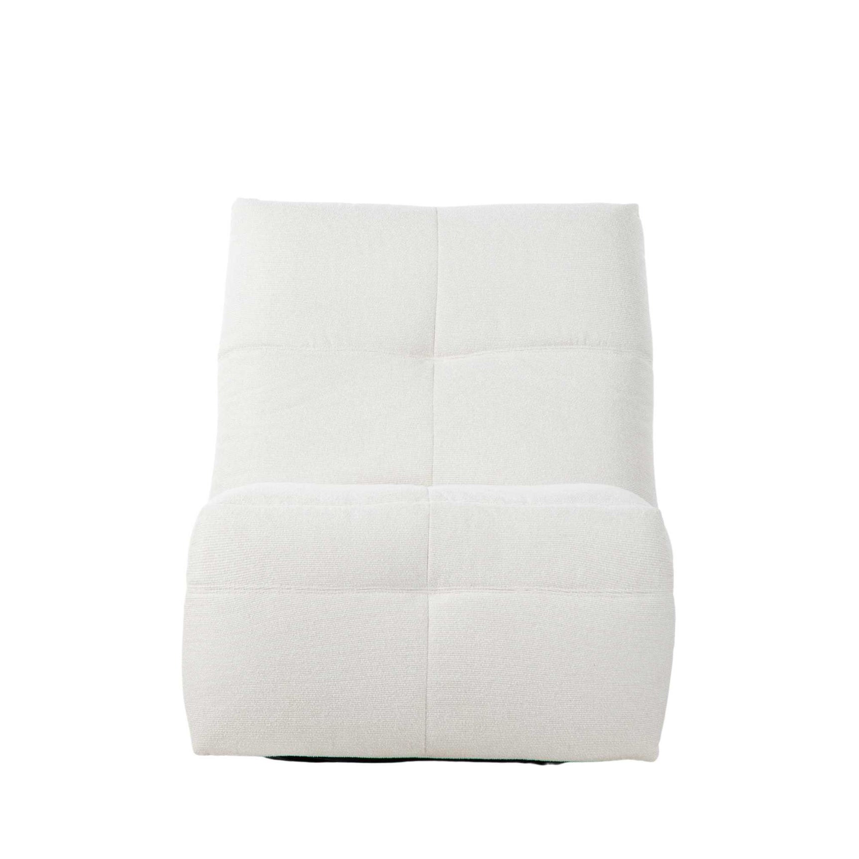 Witte relaxfauteuil, frontzicht op rug en zitting met gewatteerde naden.