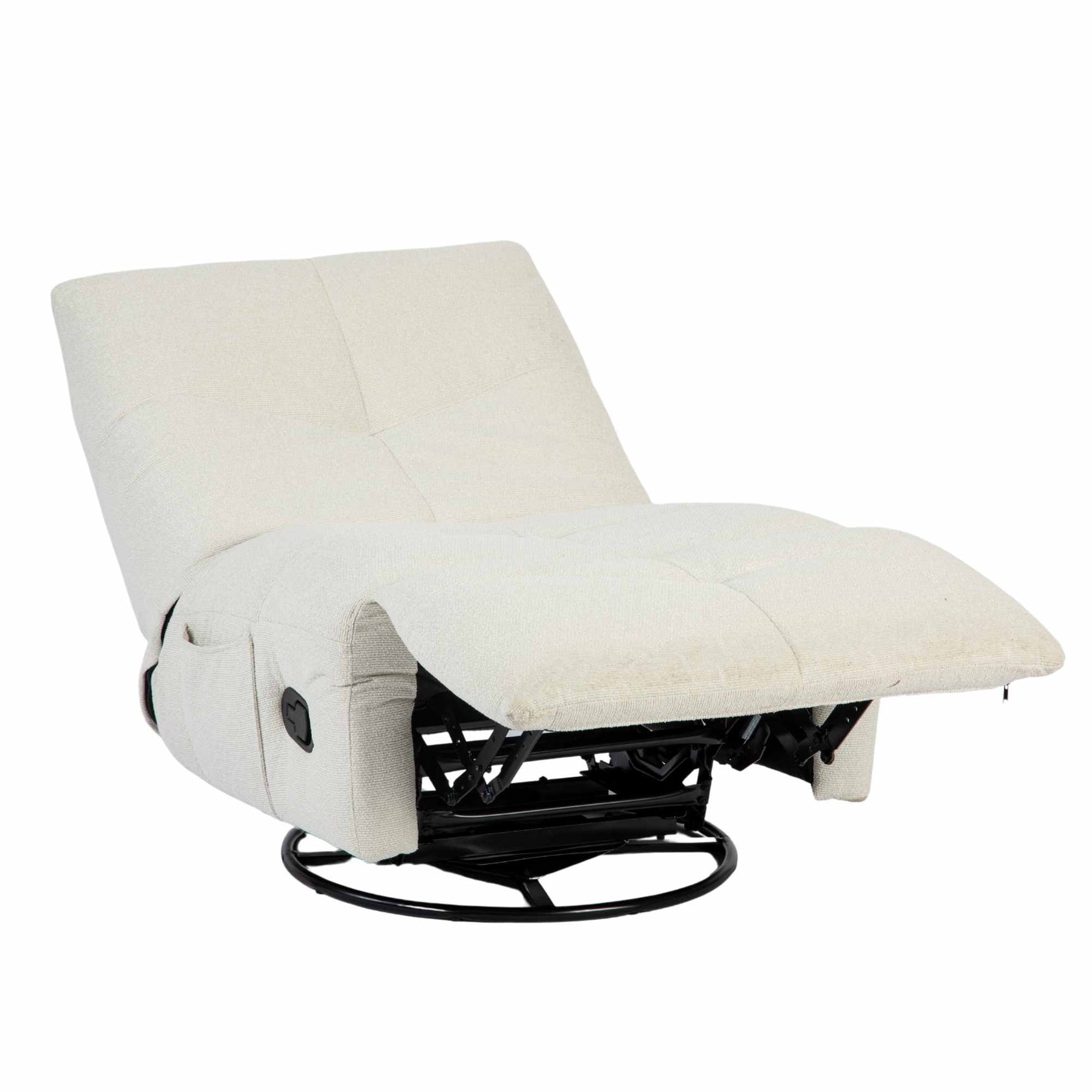 Relaxfauteuil in ligstand, crèmewitte stof, zwarte onderconstructie en ronde basis.