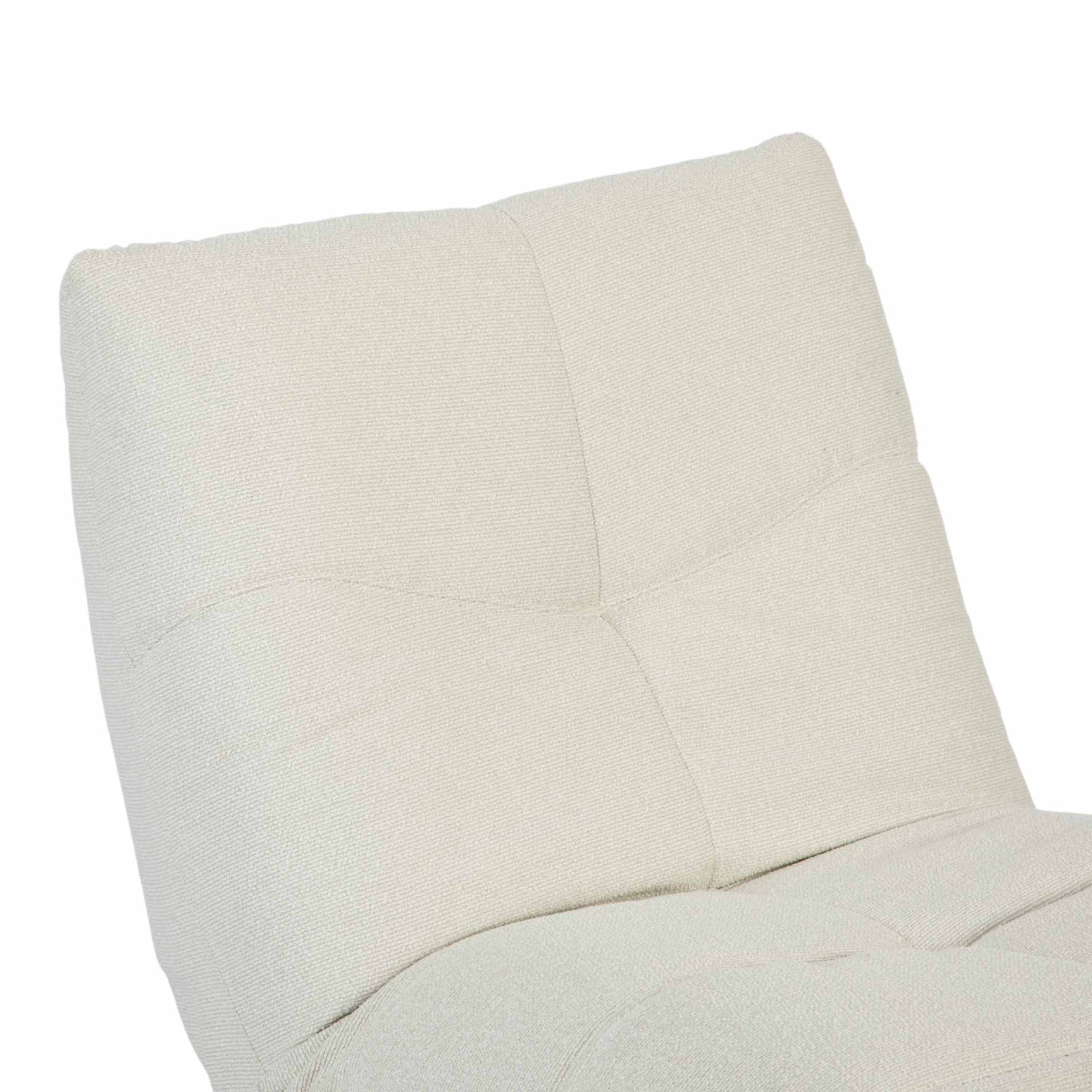 Relaxfauteuil rugkussen, crèmewitte stof met naden en gewatteerde panelen.