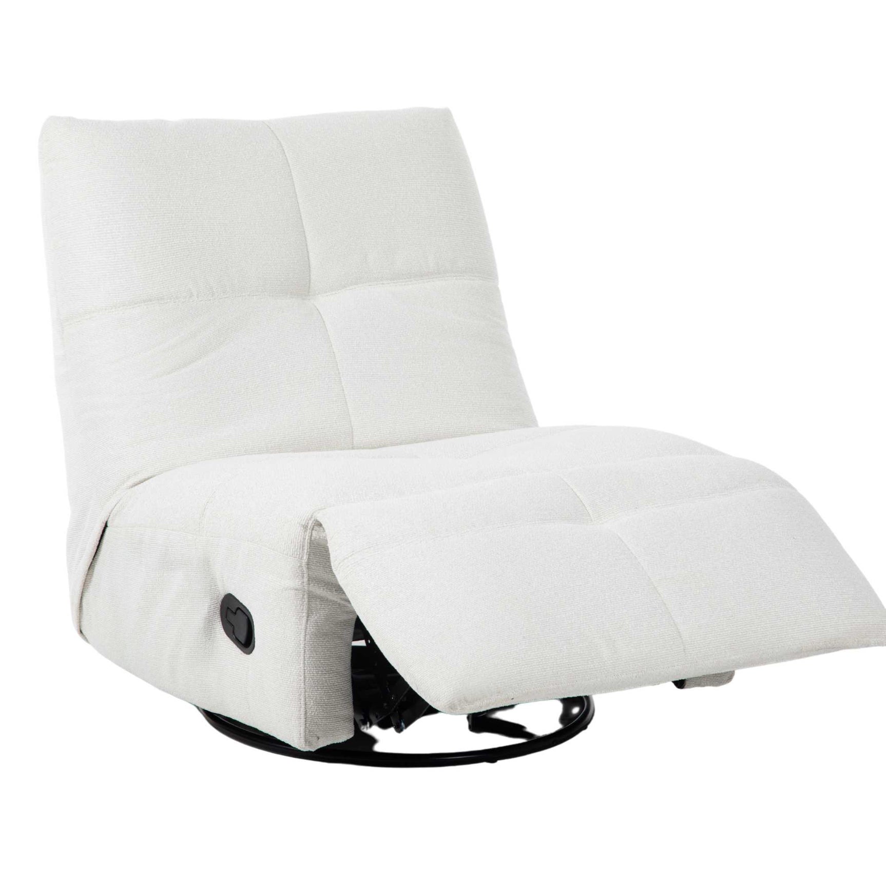 Witte relaxfauteuil met verplaatste voetsteun en zwarte basis onder de zitting.