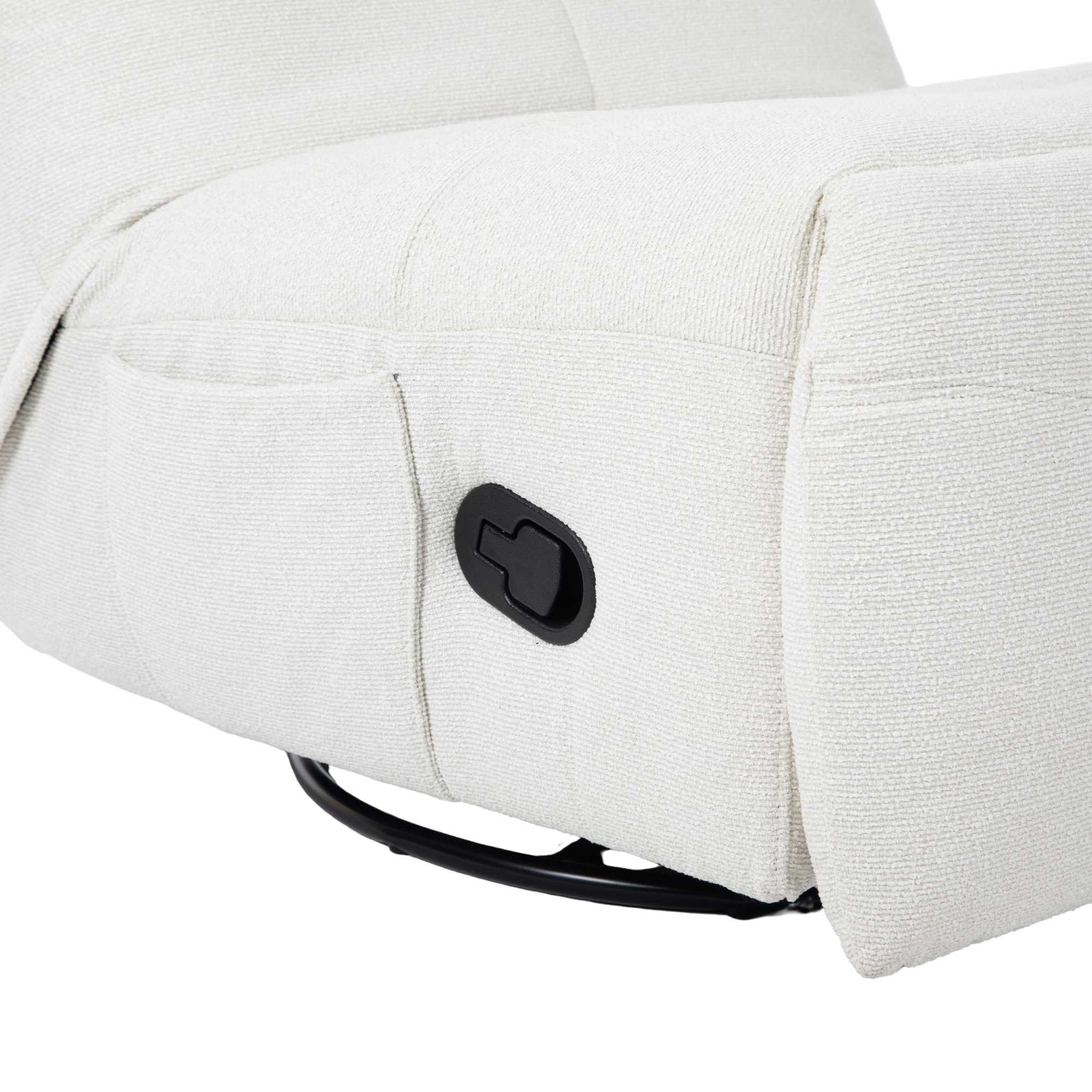 Lichtgekleurde relaxfauteuil met close-up van zwarte bediening op de armleuning