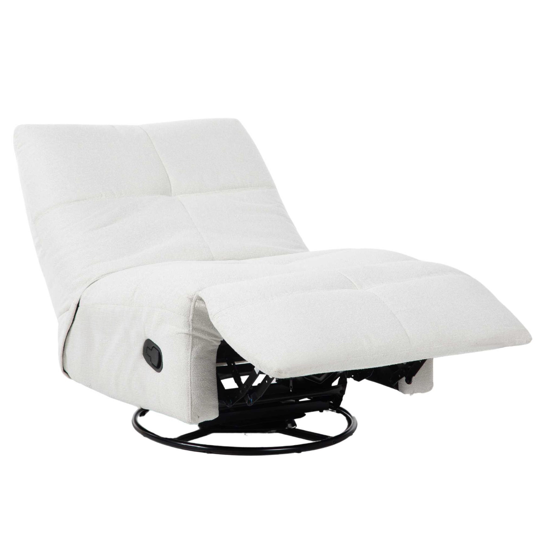 Witte relaxfauteuil met uitgeschoven voetsteun en zwarte onderstelconstructie.