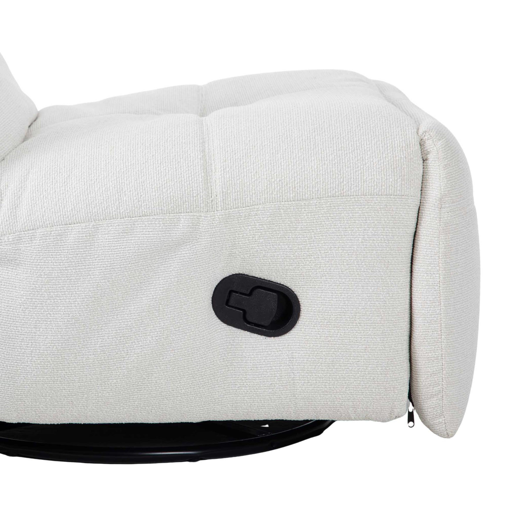 Witte relaxfauteuil: close-up van zwarte bedienknop op de zijarm en armleuning.