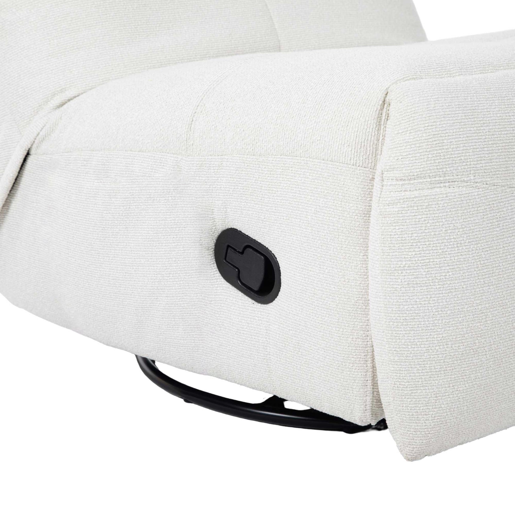 Witte relaxfauteuil: close-up van zwarte bedienknop en gestoffeerde arm met voet.