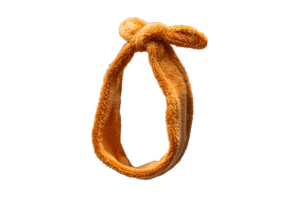 Bruine stoffen lus aan de knuffel ooievaar
