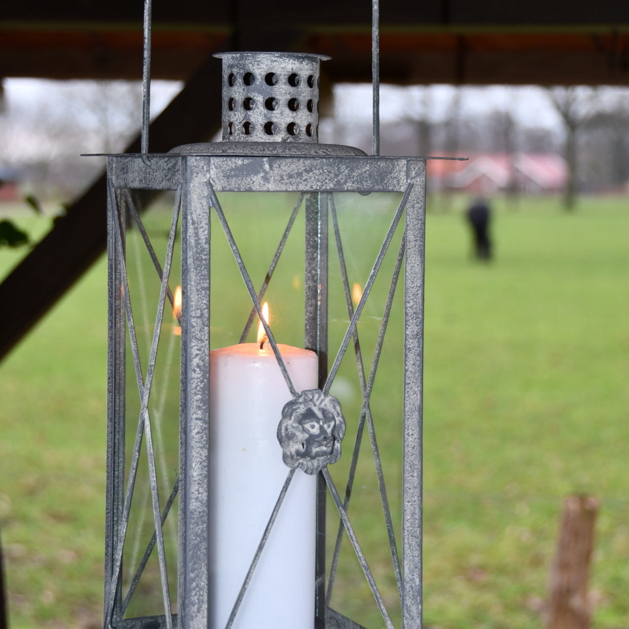 Esschert design leeuwlantaarn van verouderd metaal met brandende kaars en leeuw detail