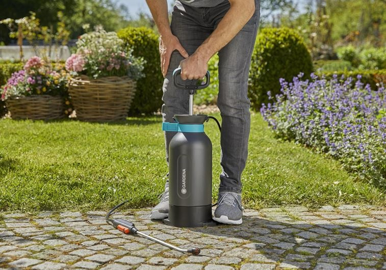 Gardena drukspuit 5 l op tegelpad, zwarte tank met turquoise rand