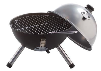 Zilverkleurige kogelbarbecue met open deksel en grillrooster, met hendel vooraan.