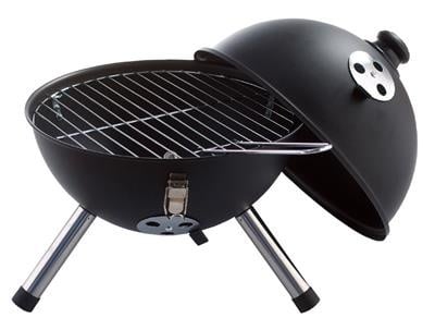 Zwarte kogelbarbecue met open deksel en grillrooster, met hendel vooraan.