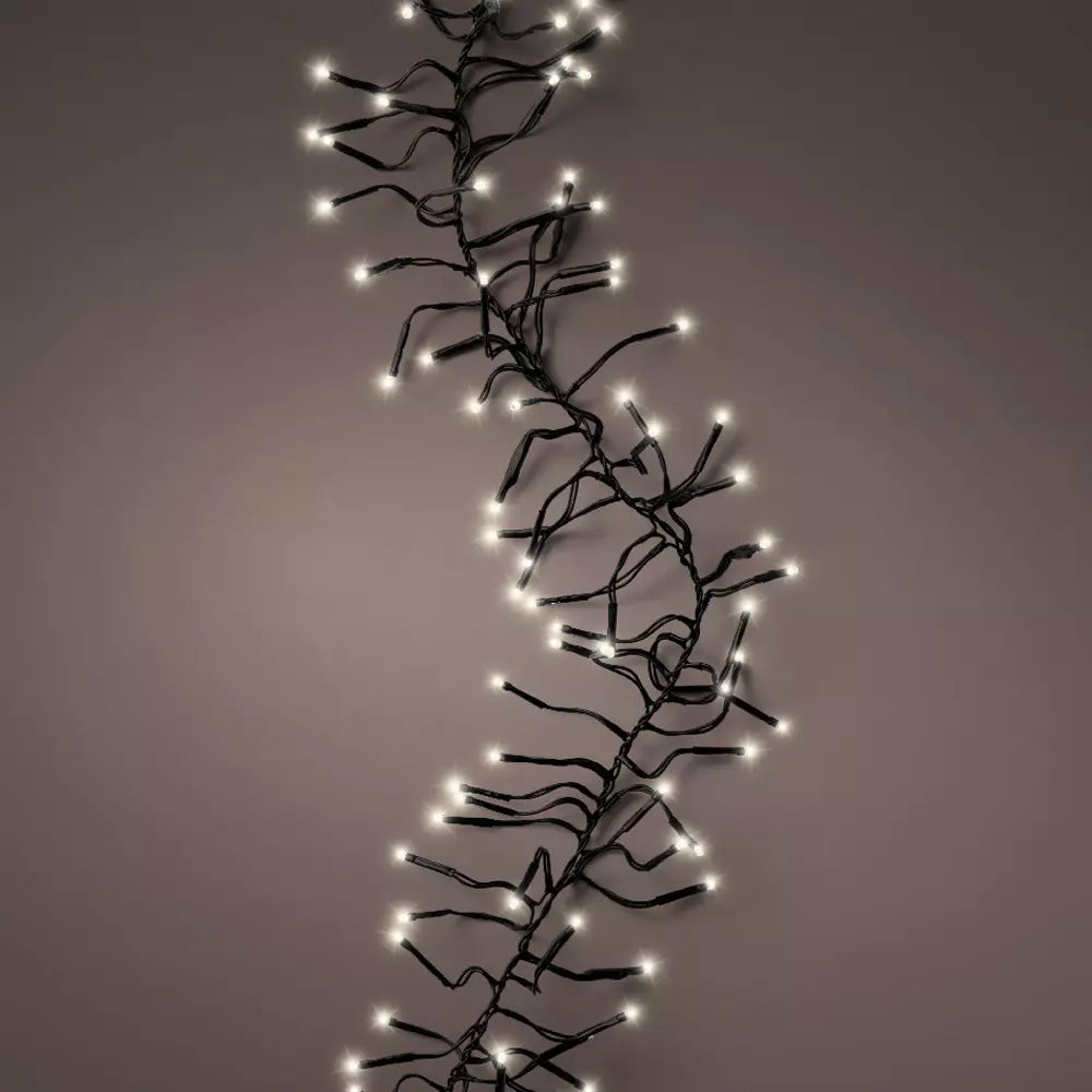 Clusterverlichting LED warmwit op zwarte kabel in boomvormige takken, met brandende lampjes.
