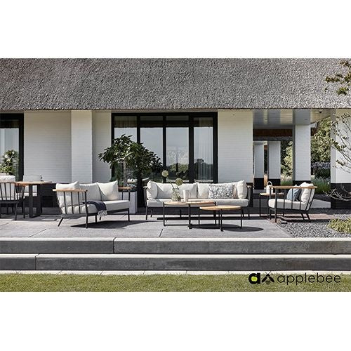 Ronde koffietafel met houten blad en zwart metalen frame op terras