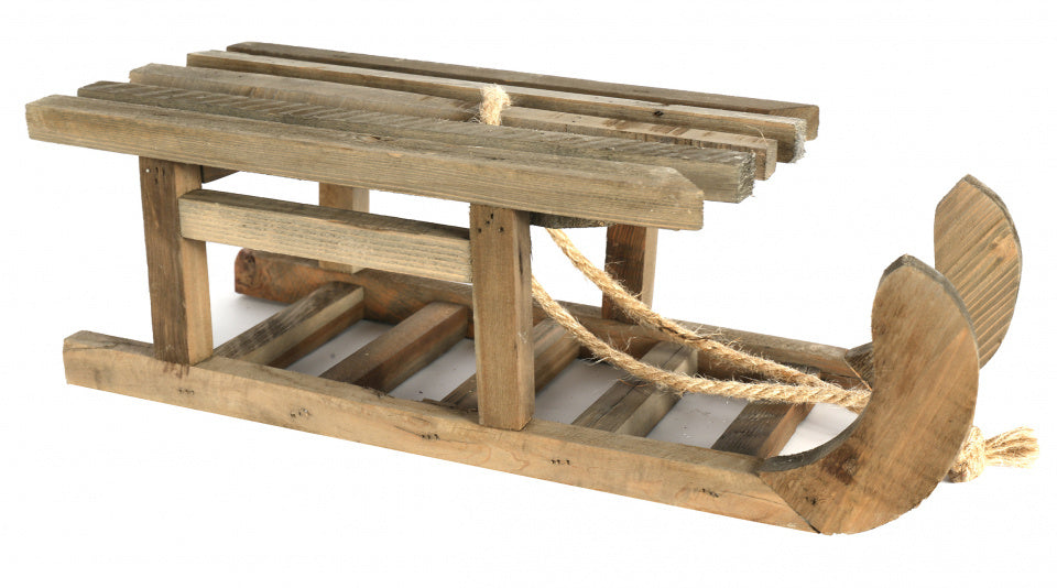 Houten slee met houten plankzitting en gebogen lopers, met touwdetail