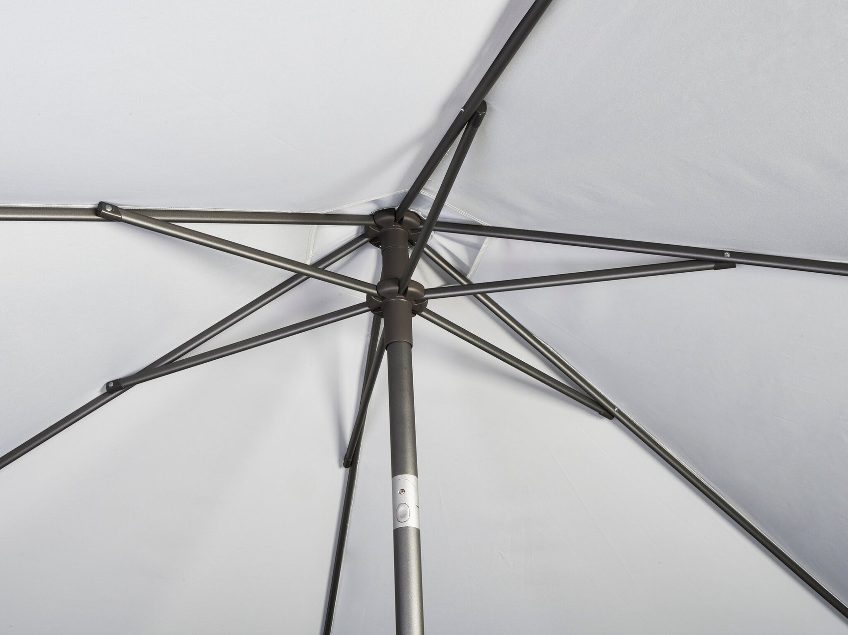 Platinum parasol Lisboa: ribben en centrale mast onder de doekrand