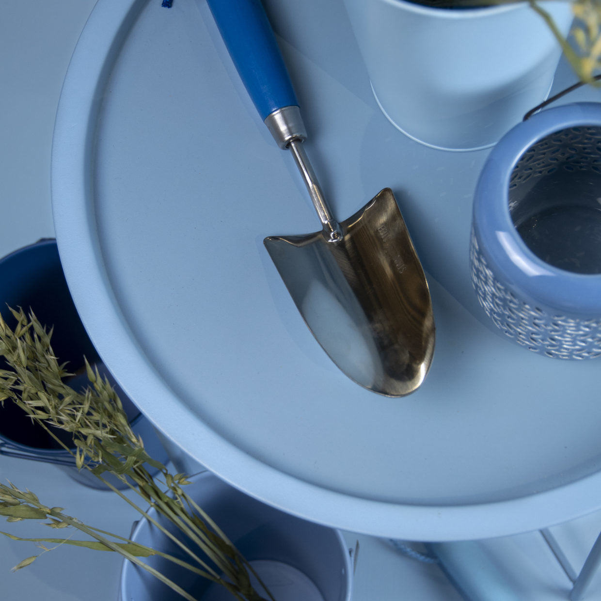 Schepje met RVS schepblad en blauwe steel, close-up
