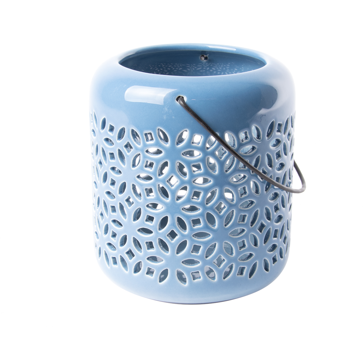Blauw windlicht met geperforeerd bloemenpatroon en metalen hengsel, close-up