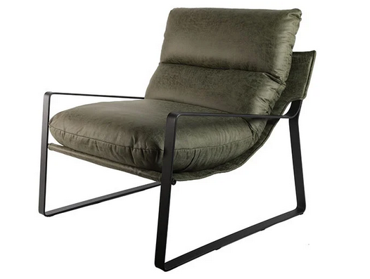 Olijfkleurige fauteuil met gewatteerde zitting en armleuningen, zwart metalen frame.