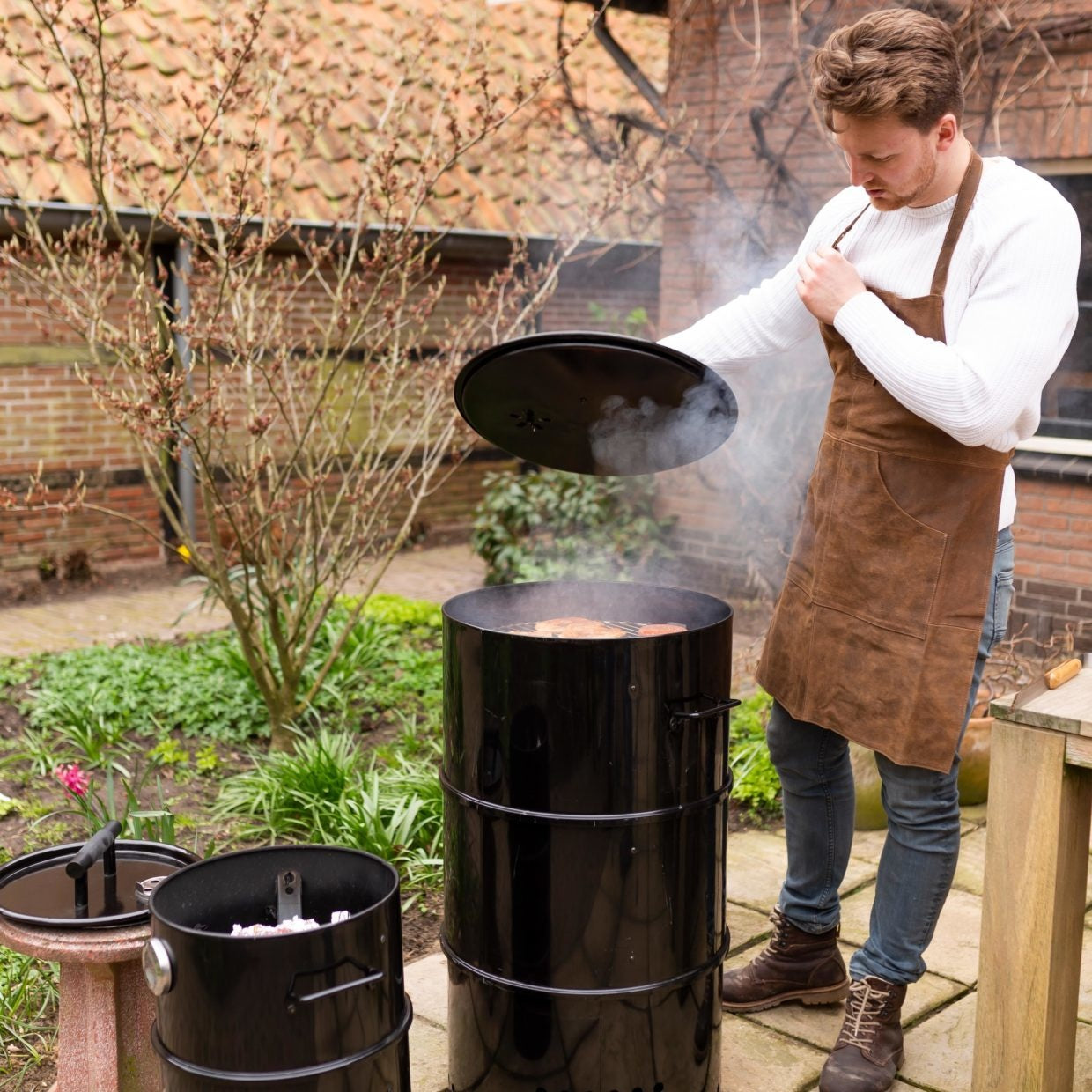 Lederen barbecue-schoort bruin aan voorzijde met twee zijdelingse banden