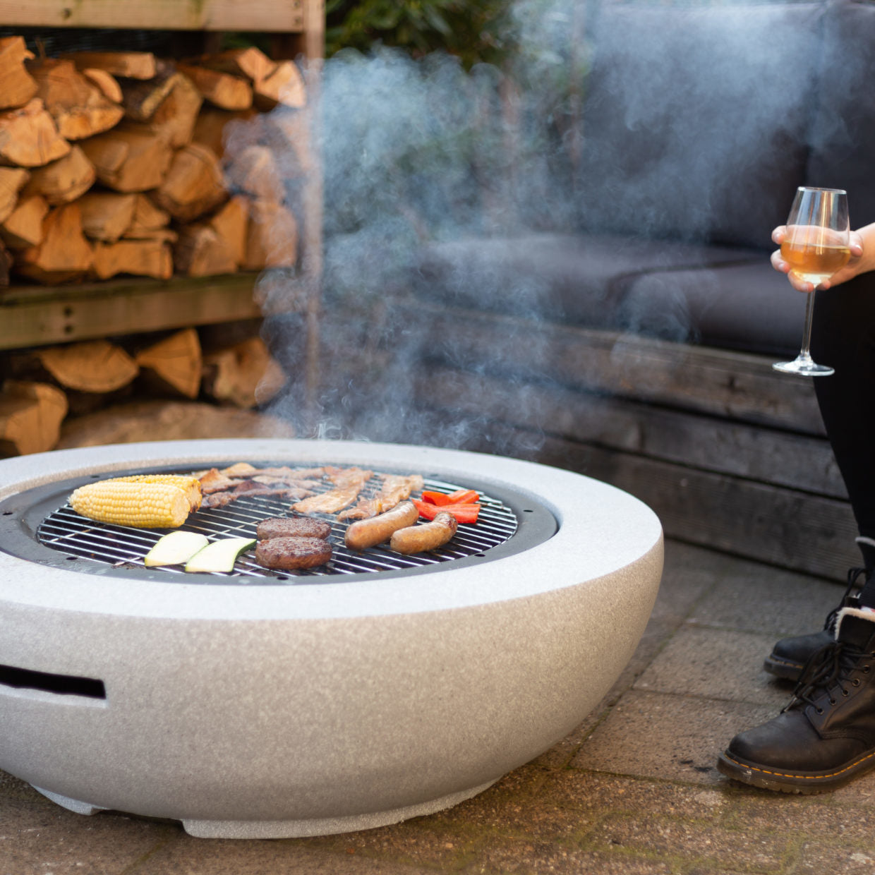 Vuurschaal MGO L met zwart grillrooster en gegrilde groenten op vuur
