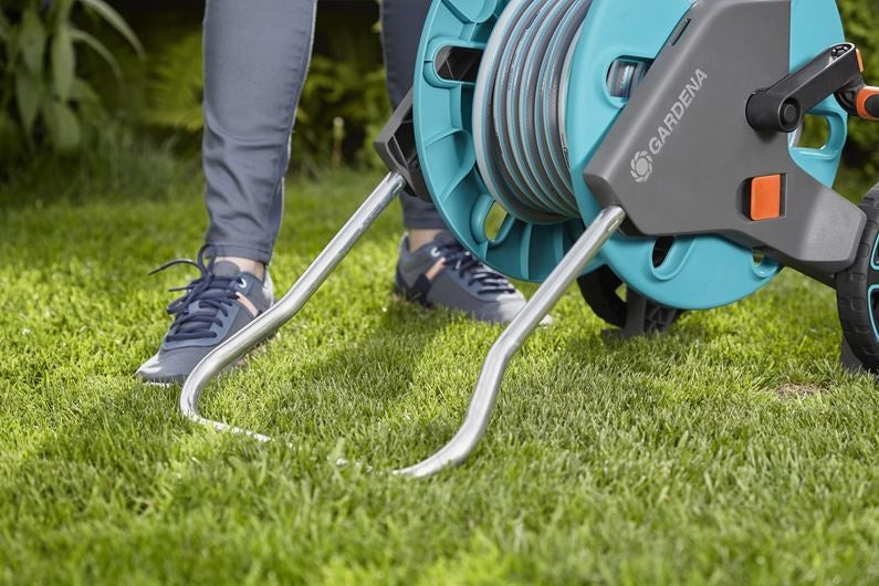 Gardena slangenwagenhaspel op gras met uitrolslang, turkoois en grijs, stalen beugel