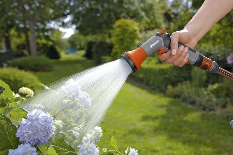 Gardena Classic pistoolbroes met sproeiende waterstraal en oranje handgreep