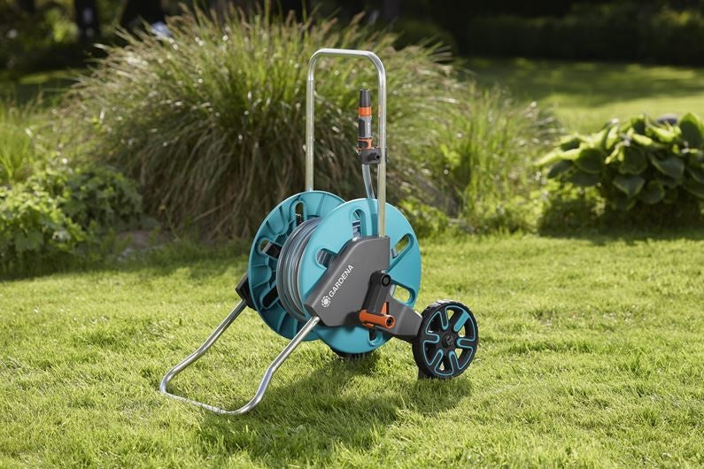 Gardena slangenwagen met haspel en duwbeugel, turkoois/grijs, op wielen op gras