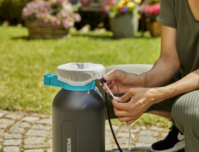 Gardena drukspuit 5 l bijvullen: turquoise vuldop en zwarte tank