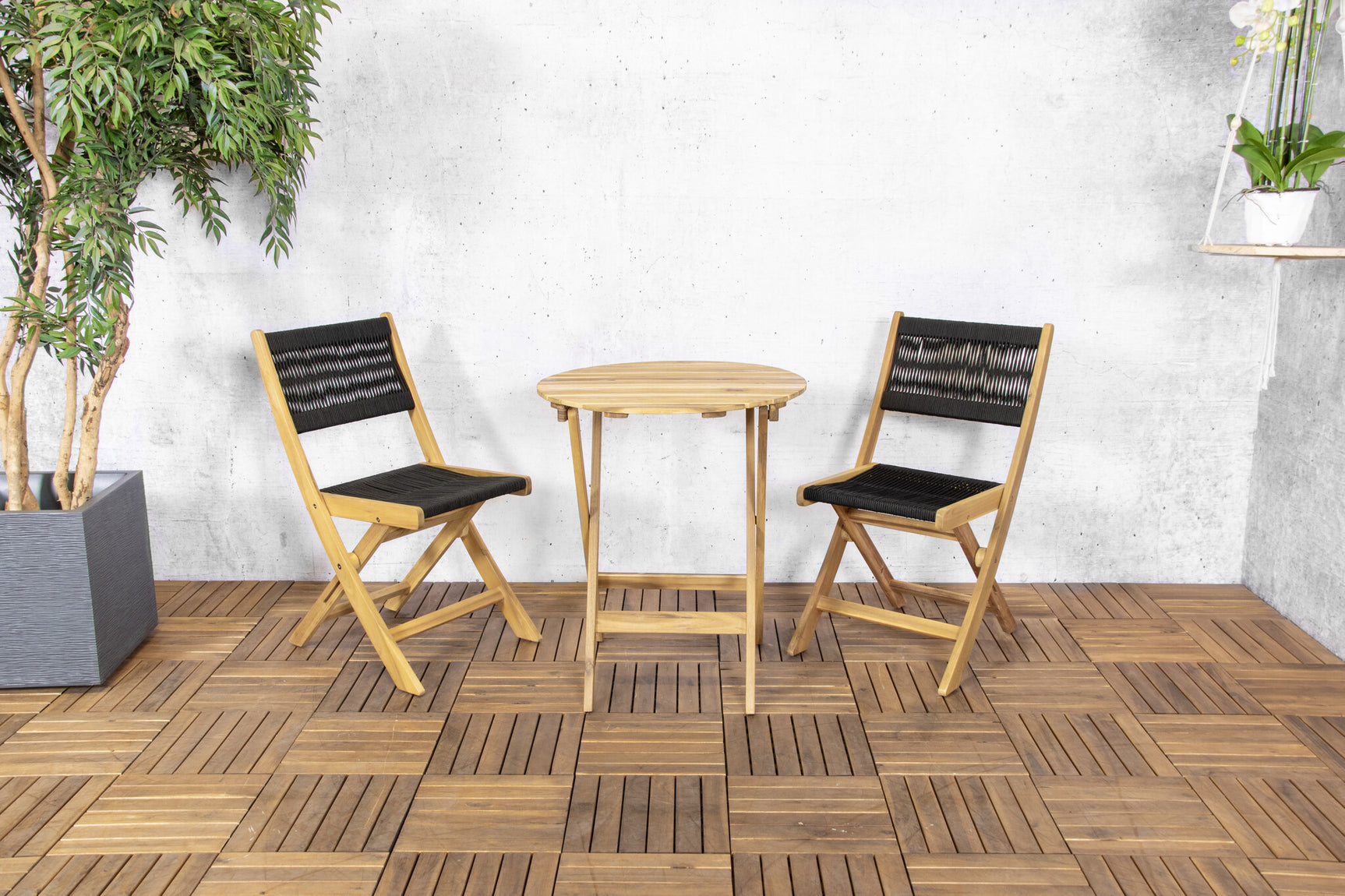 Bistroset met twee houten stoelen met zwarte textiele zitting en rug, en ronde tafel