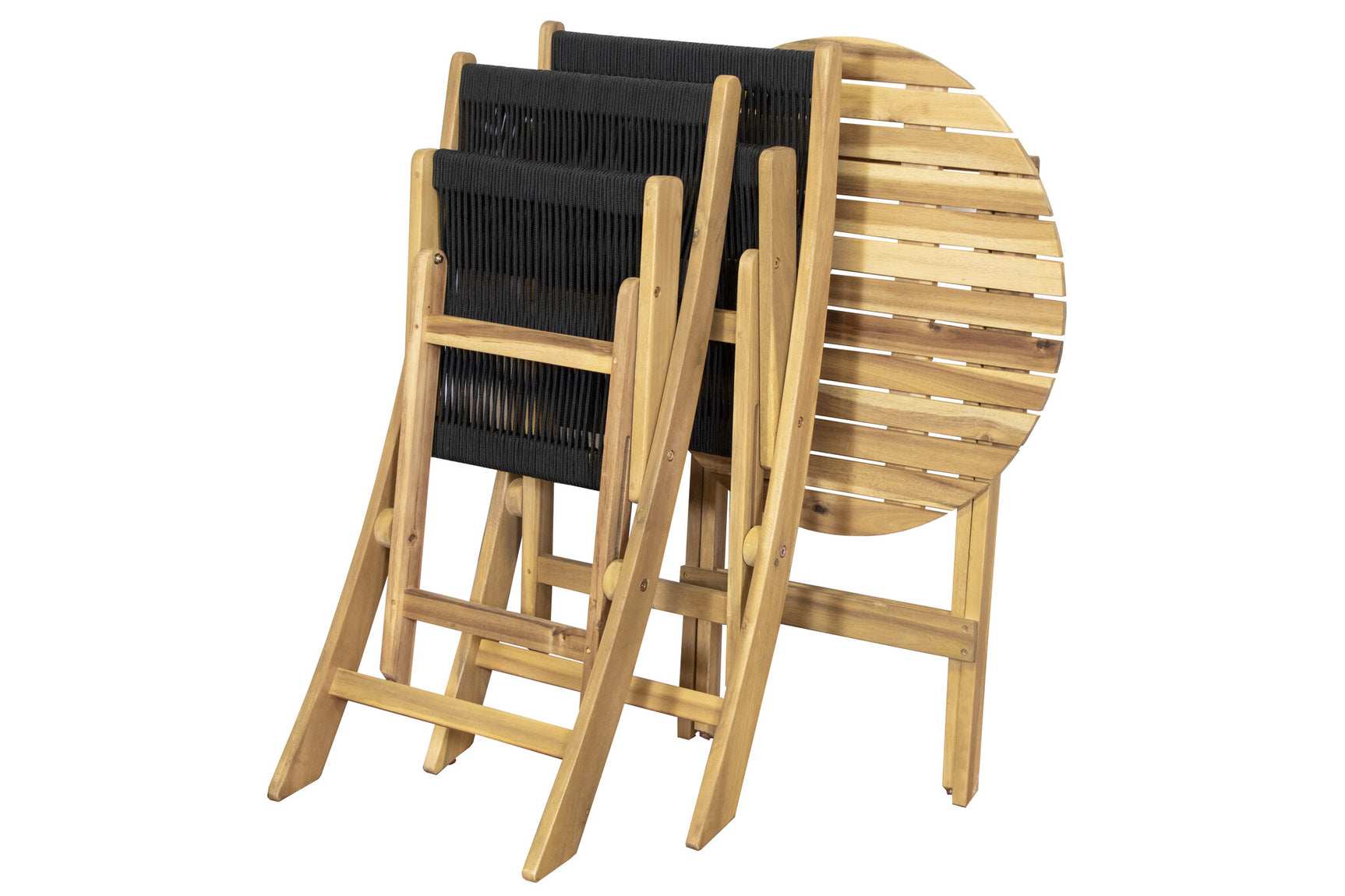 Houten bistrostoelen met zwarte geweven rug en zitting, close-up vanuit schuine hoek