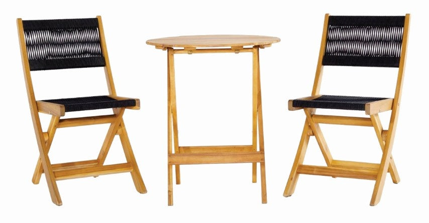 Bistroset: houten stoelen met zwarte zitting en rug, en houten bijzettafel