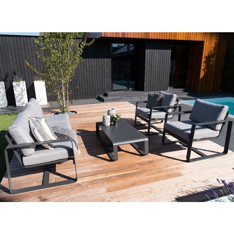 Loungeset Belezza in lichtgrijze stof: fauteuils, tweezitsbank en bijzettafel