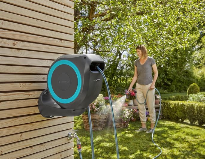 Wandslangenbox met opgewonden slang, turquoise ring en slanggeleider voor muurmontage