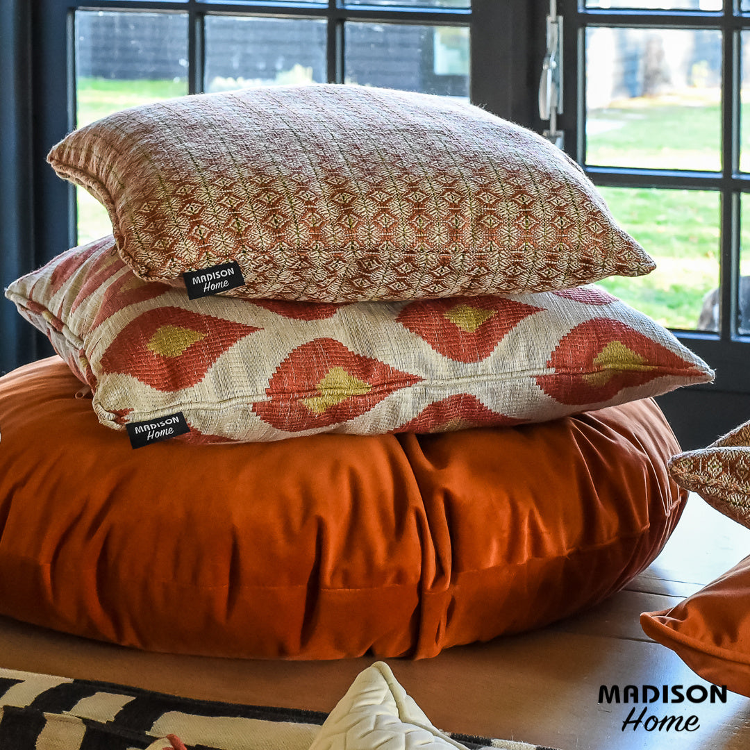 Sierkussen 60x30 cm met oranje en groene geometrisch patroon op crèmekleurige stof
