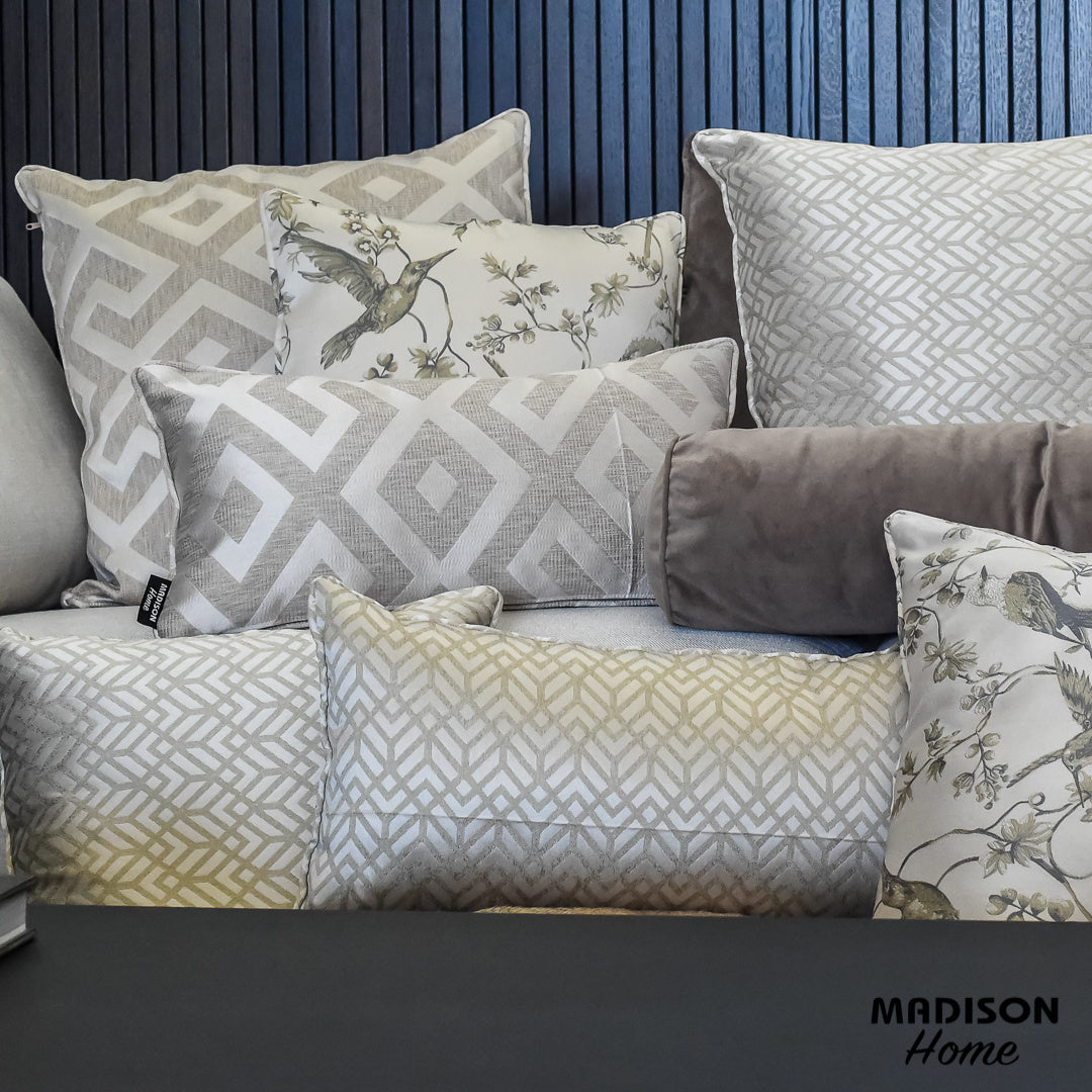Rechthoekig sierkussen met lichtbeige chevron/ruitenpatroon en biesrand