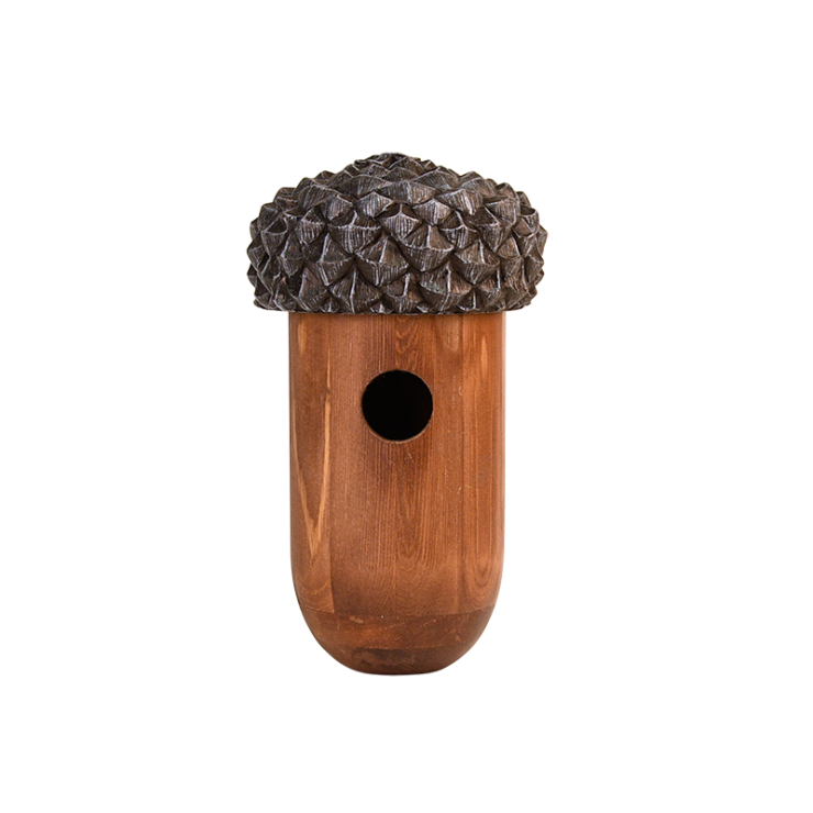 Eikel nestkastje van hout met donker textuur dak en ronde invliegopening