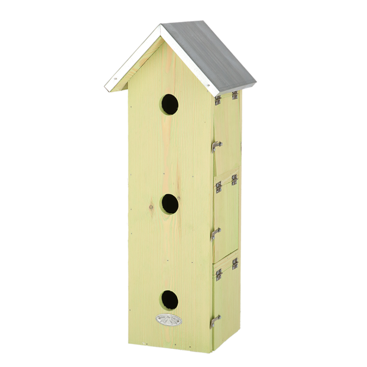 Houten vogelhuisje met grijze kap, drie ronde ingangen en metalen sluitingen