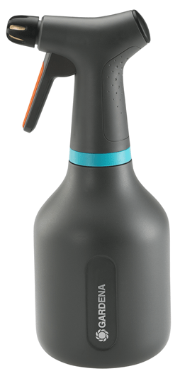 Gardena plantenspuit met gebogen handgreep en spuitmond, donkergrijze fles met blauwe band