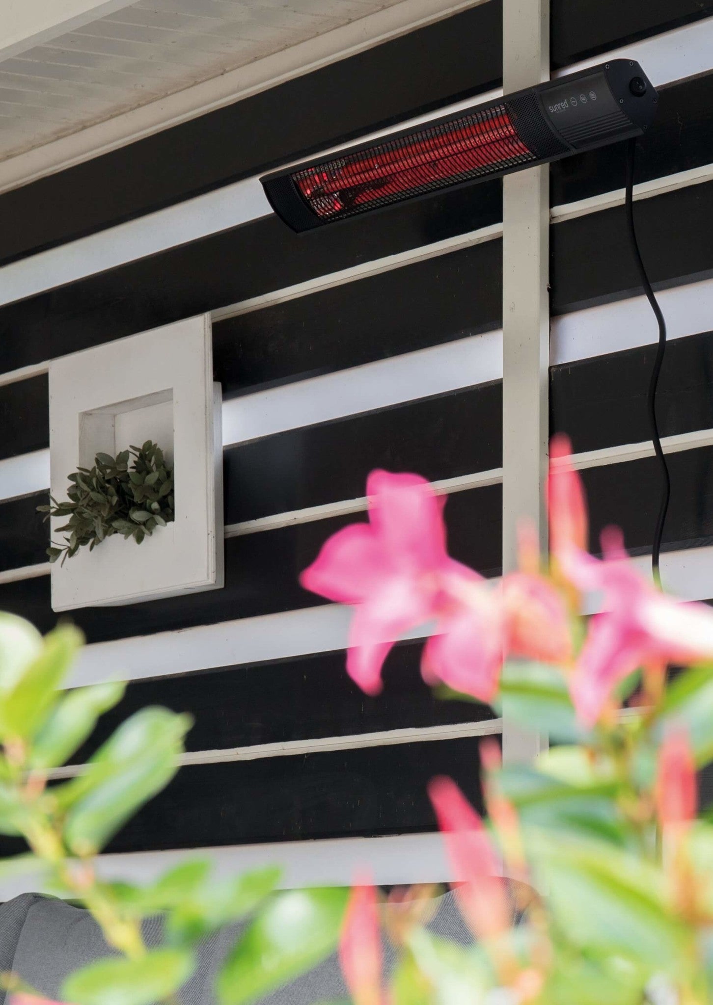 Sunred wandverwarming onder dakrand met rode verwarmingsbalk