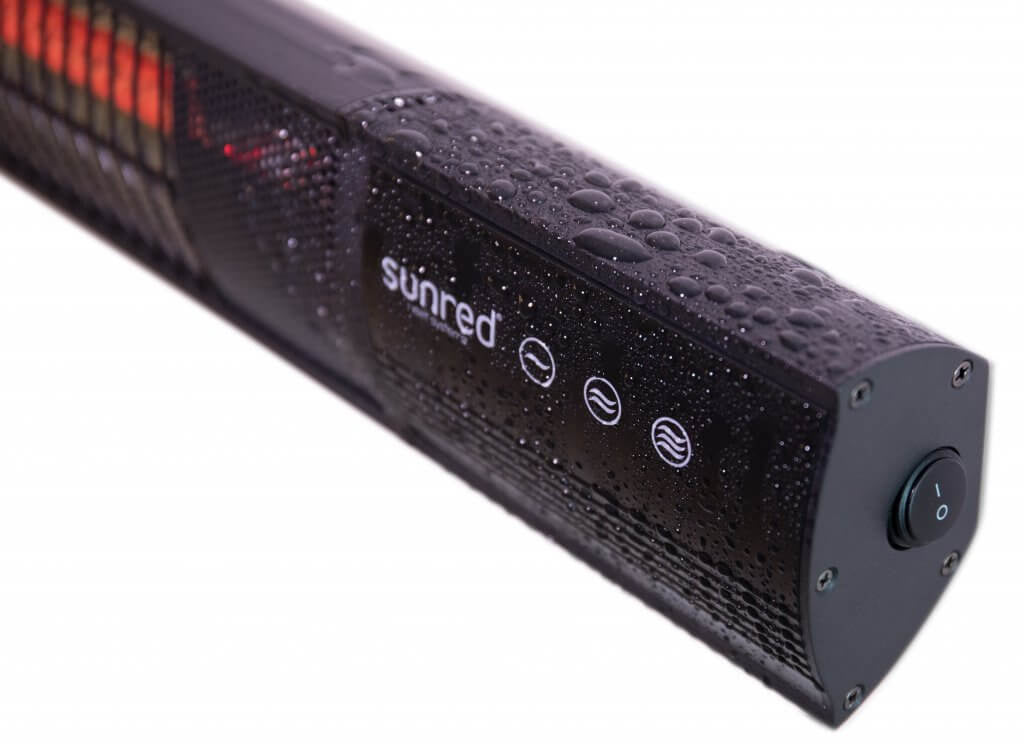 Sunred wandverwarming met waterdruppels op zwarte behuizing en knoppen