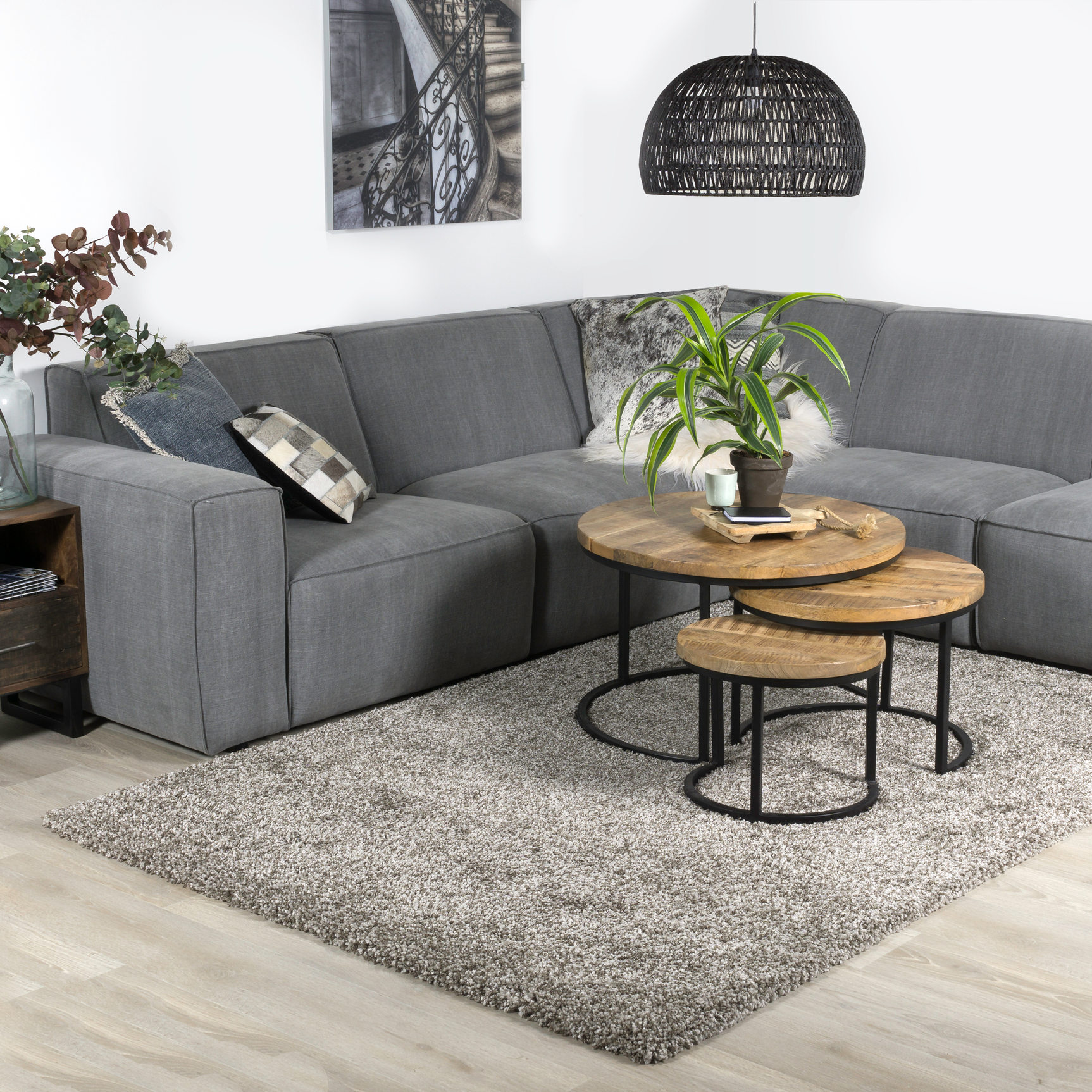 Rechthoekig donkergrijs karpet met gemêleerde pool, plat weefsel en lage structuur.
