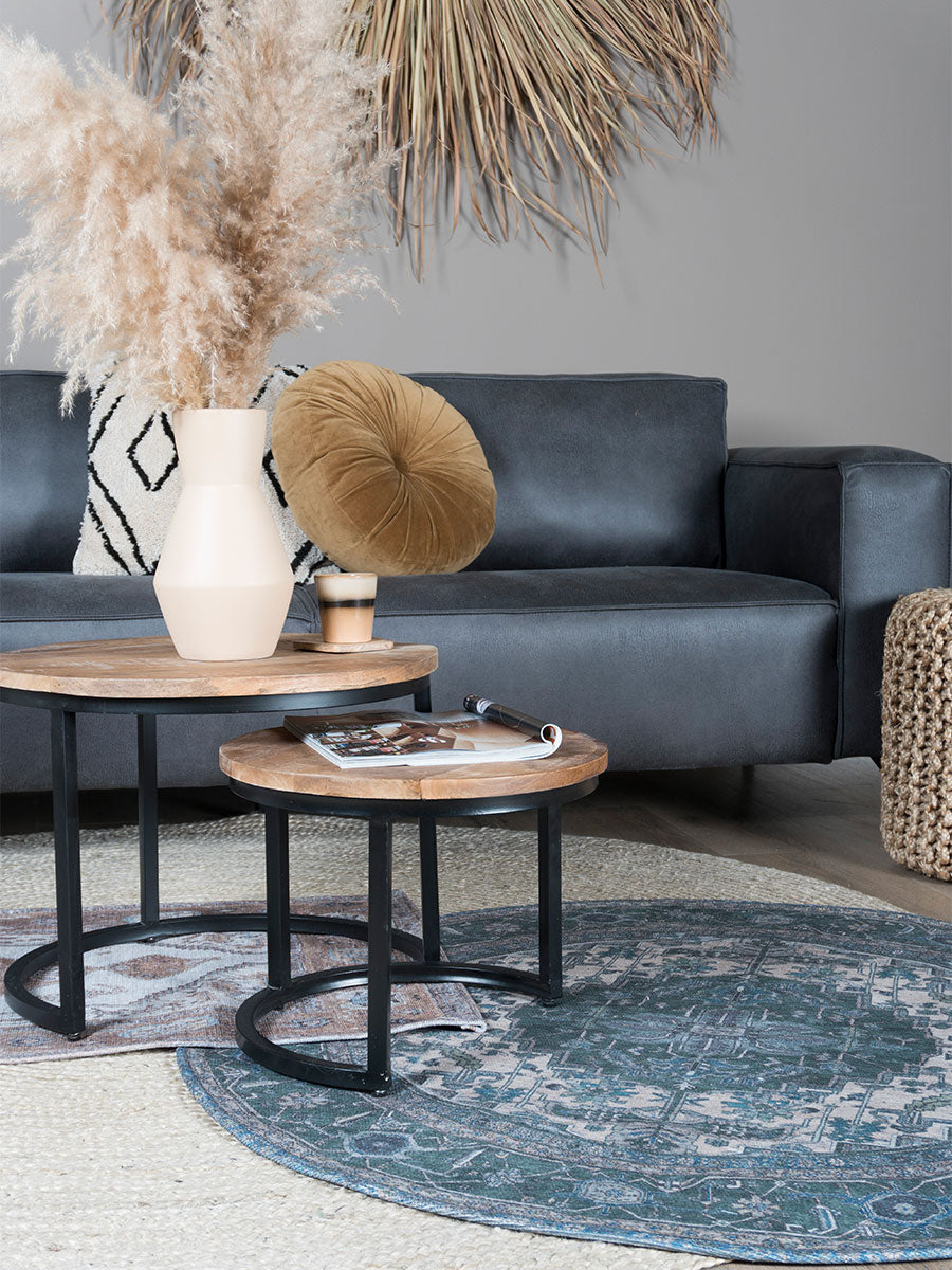 Rond vloerkleed met blauwgrijze en beige geometrische patronen op de vloer