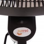 Sunred elektrische heater-bediening met logo en draaiknop onder het rooster, zwart.
