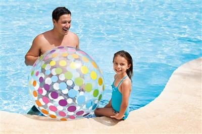 Strandbal met gekleurde stippen (Ø107 cm) bij zwembad, Intex
