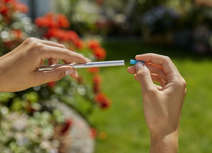 Onderdelen voor Gardena drukspuit: handen plaatsen witte spuitbuis met blauwe tip