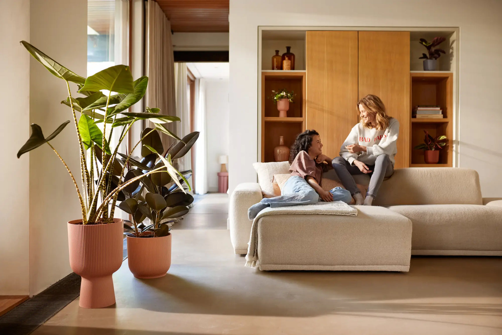 Elho bloempot met planten, delicate roze, opstelling in woonkamer