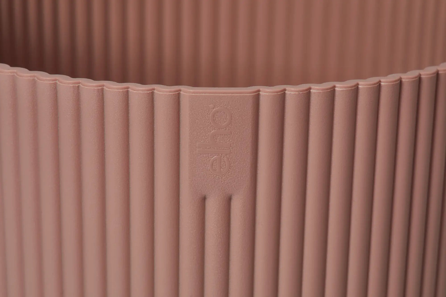 Roze ribbelplantenpot met reliëfdecor en subtiel elho-logo
