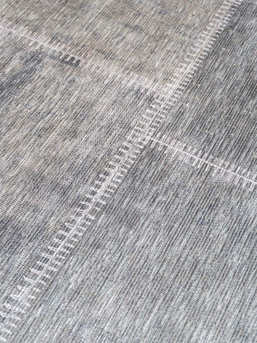 Rond karpet close-up, grijsblauw weefpatroon met licht ruitlijnen